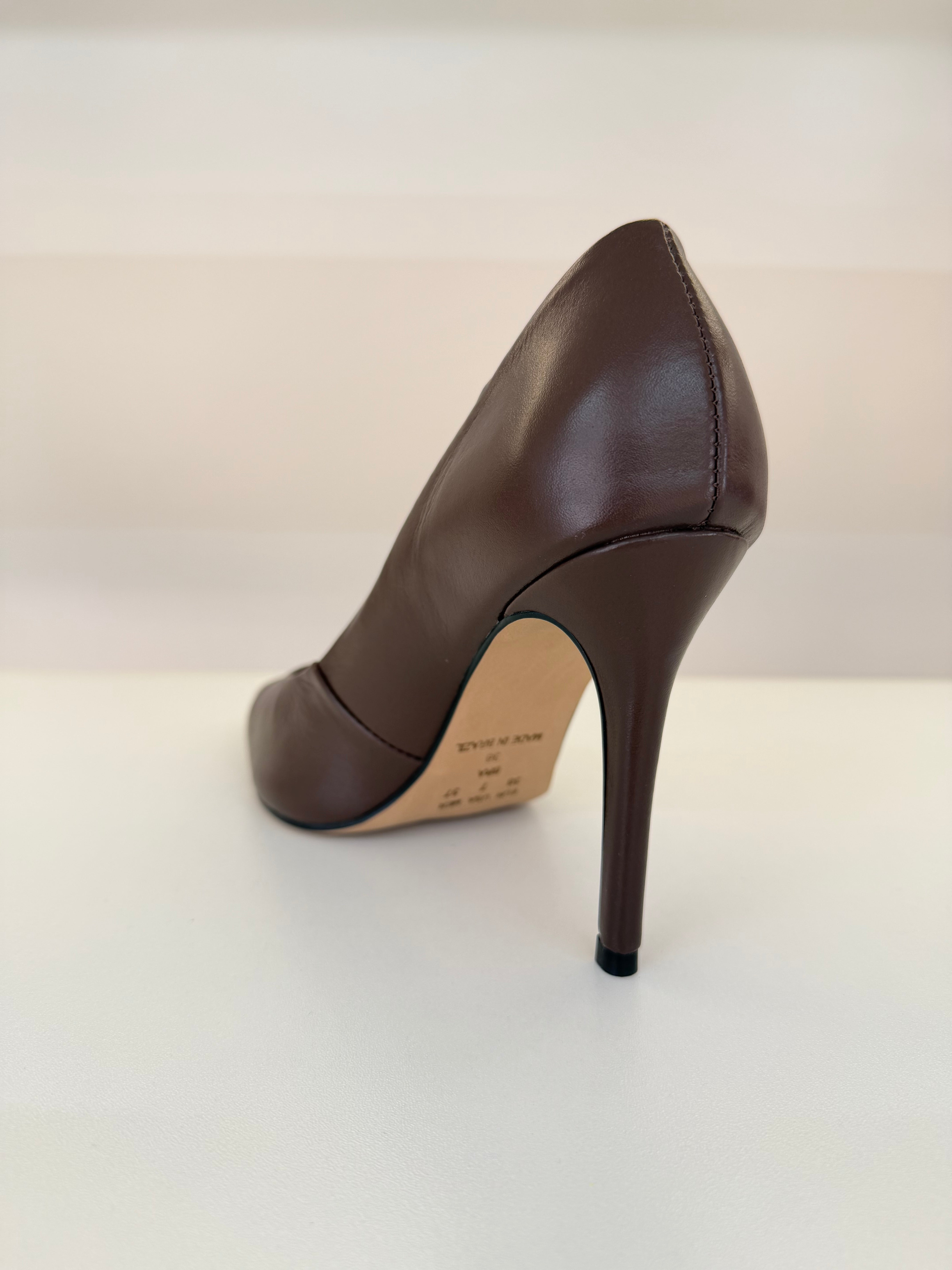 SCARPIN BEVERLY HILLS BROWN COURO