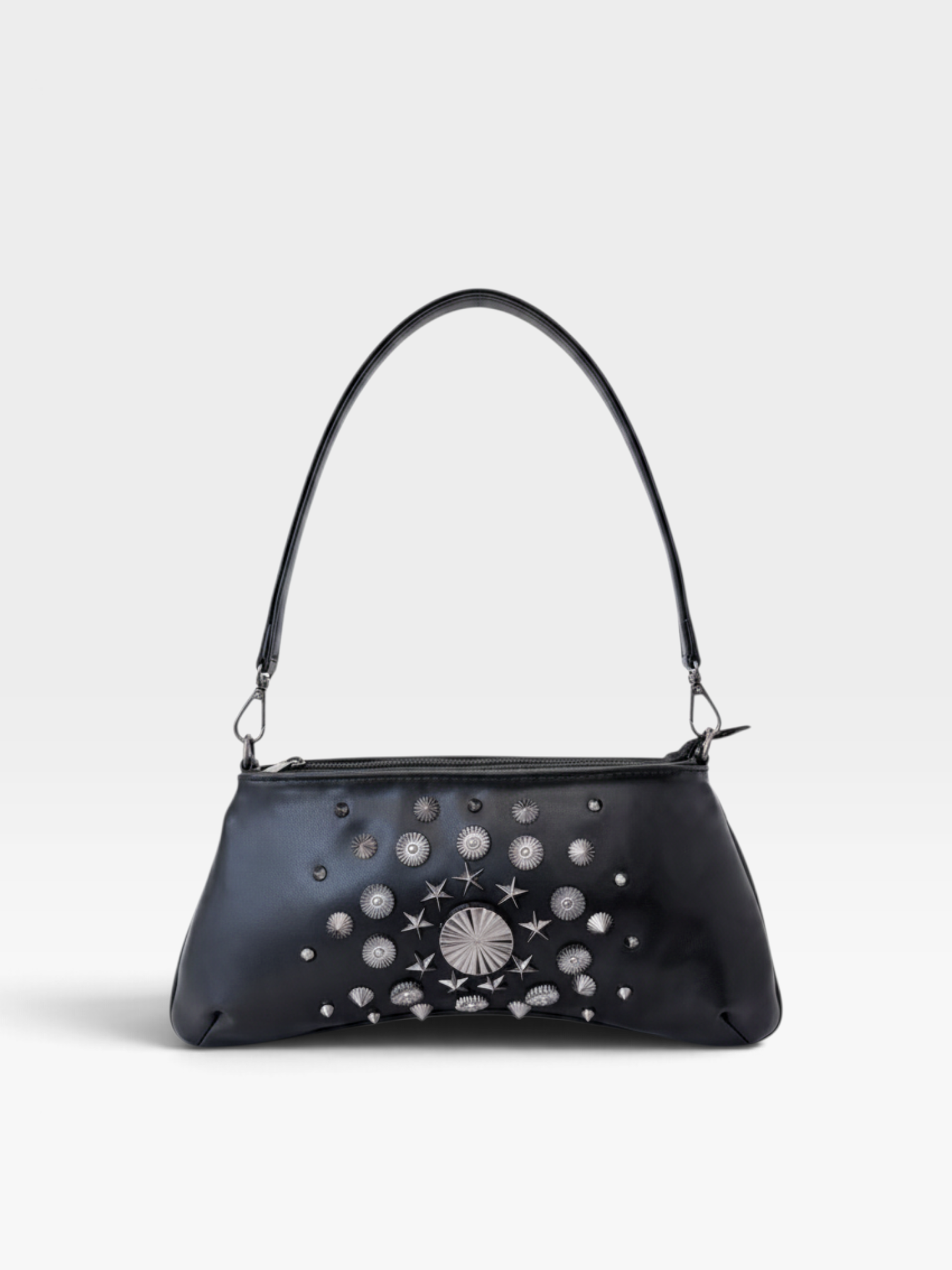 Bolsa Beyou Shoes Seychelles preta em material New Mest com detalhes de tachas metálicas decorativas
