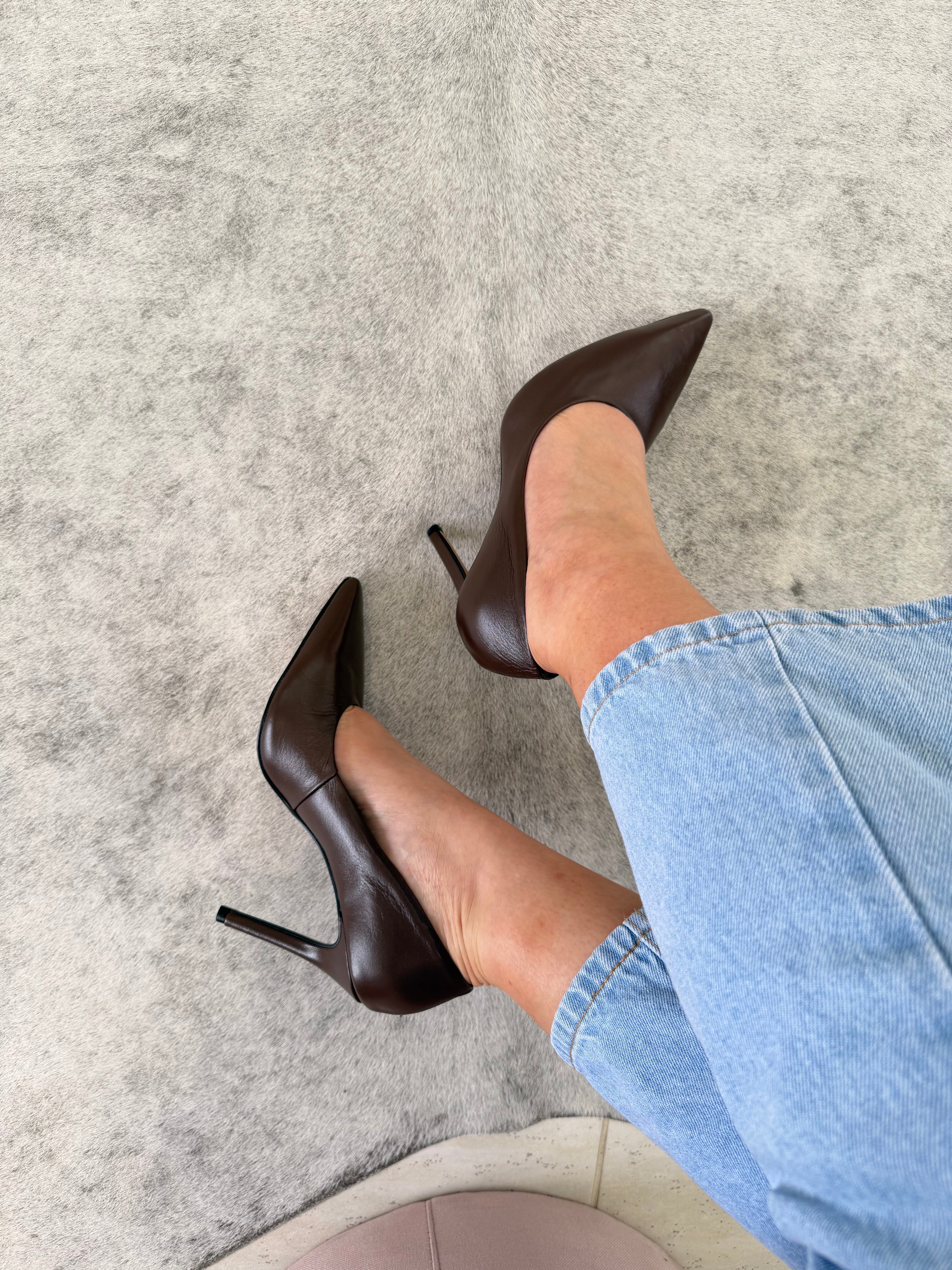 SCARPIN BEVERLY HILLS BROWN COURO