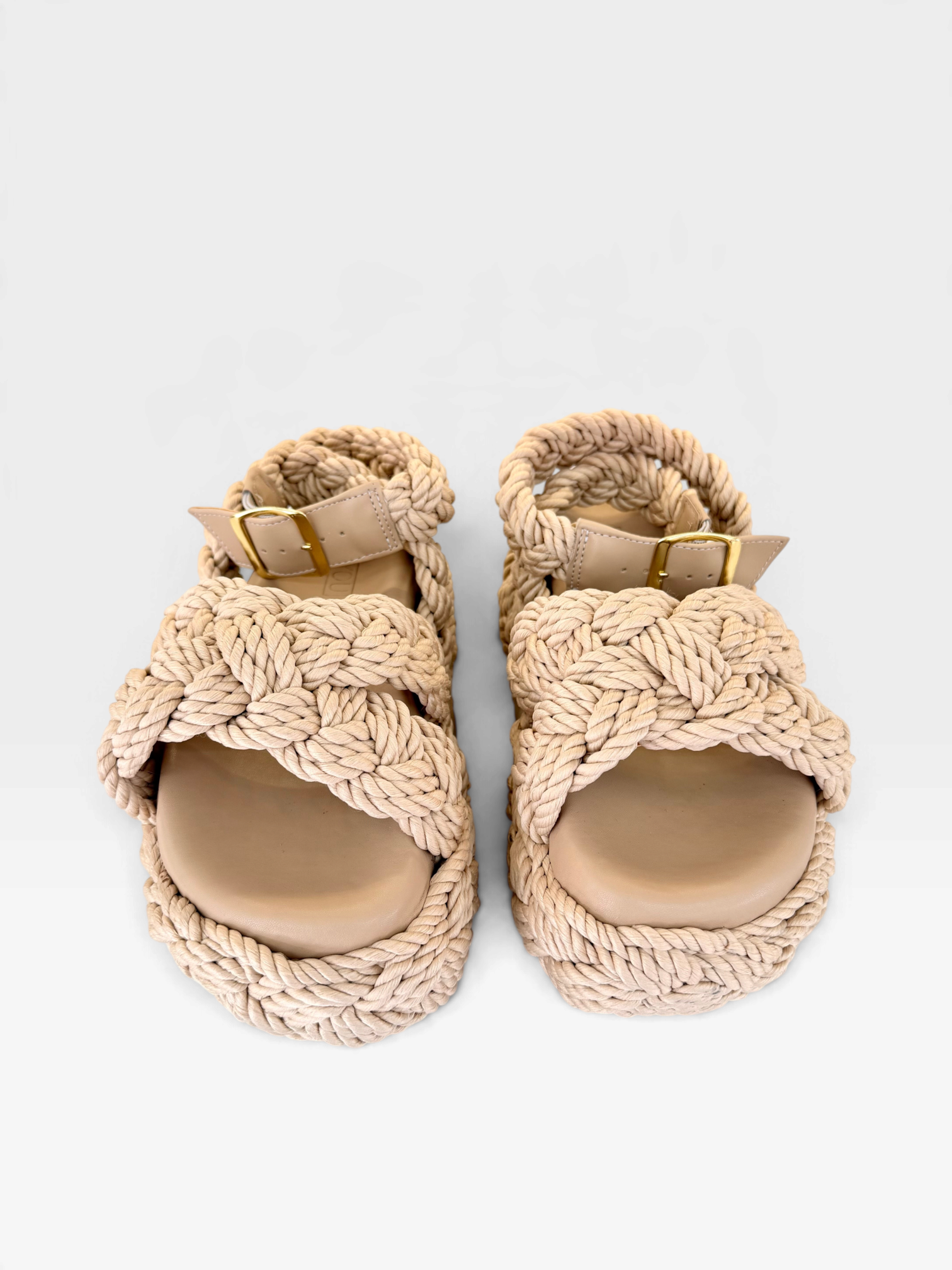 Papete Beyou Shoes Catania na cor natural, feita em tecido trançado com solado robusto de 3 cm e fivela dourada.