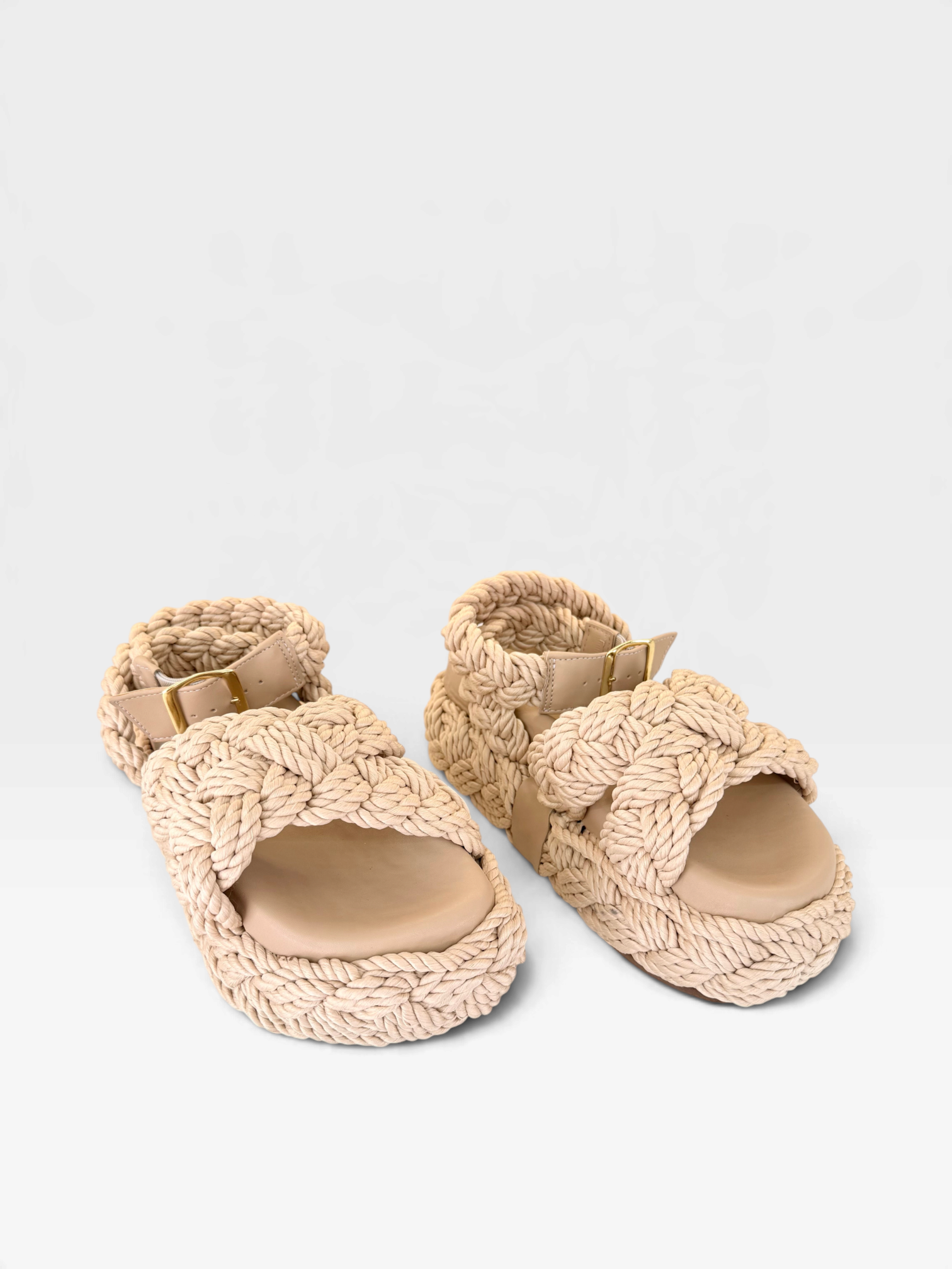 Papete Beyou Shoes Catania na cor natural, feita em tecido trançado com solado robusto de 3 cm e fivela lateral.