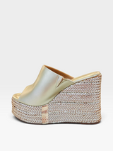 Sandália anabela Beyou Shoes Jakarta na cor ouro light, feita em napa com salto plataforma trançado de 9 cm.