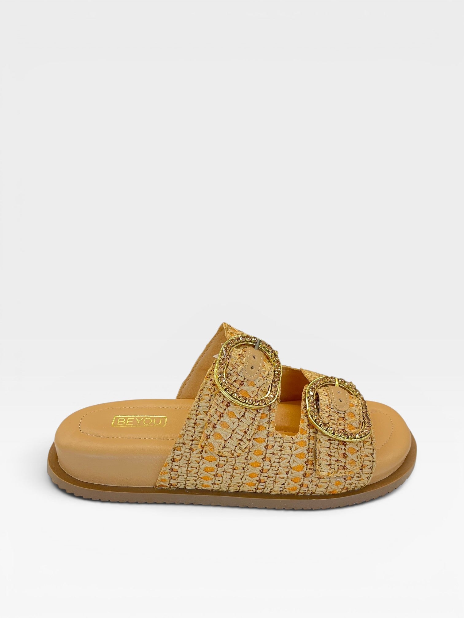 Sandália Birken Beyou Shoes Bangalore na cor bistrô, feita em couro e palha com fivelas decoradas e solado baixo.