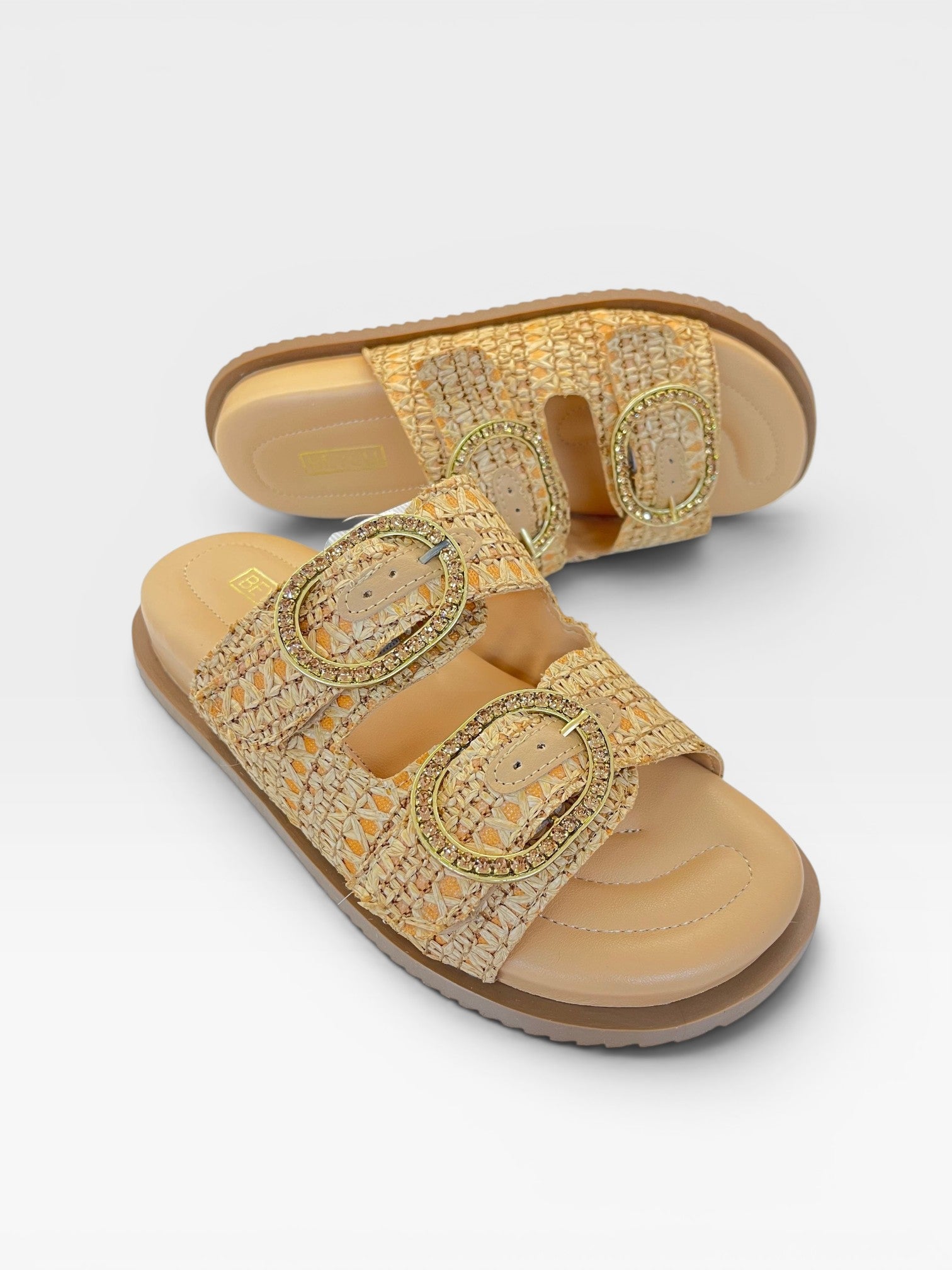 Sandália Birken Beyou Shoes Bangalore cor bistrô em couro e palha trançada com fivelas decoradas