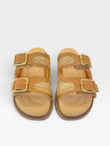 Sandália Birken Nashik Beyou Shoes na cor bistrô, feita em couro e palha trançada com fivelas douradas ajustáveis.