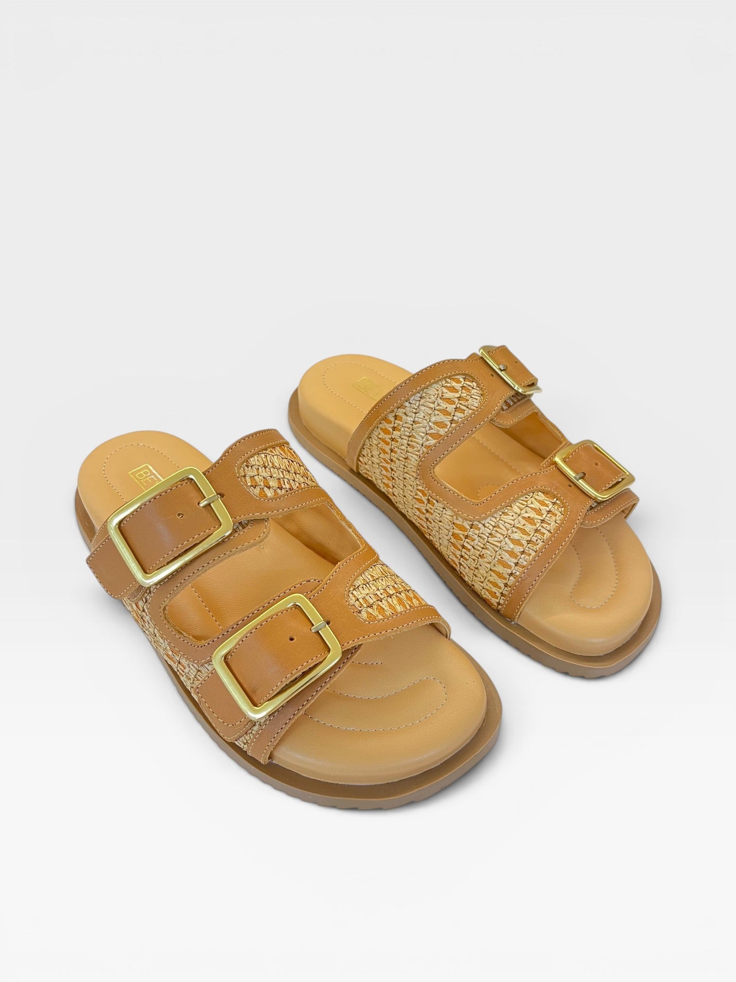 Sandália Birken Nashik Beyou Shoes cor bistrô em couro e palha com fivelas douradas e solado de 2 cm