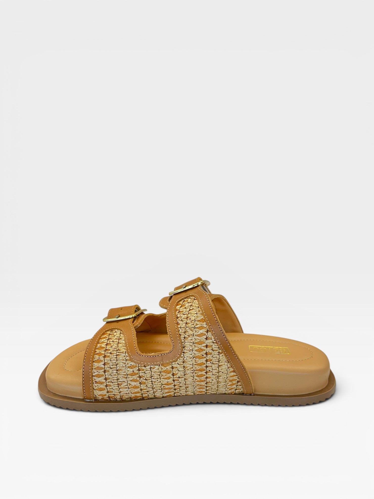 Sandália Birken Nashik Beyou Shoes cor bistrô em couro e palha com fivelas laterais e solado baixo