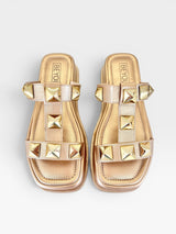 Sandália Birken Oregon Beyou Shoes em napa dourada com tachas quadradas em ouro light e solado metalizado