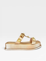 Birken Oregon Beyou Shoes dourada em napa com tiras decoradas por tachas piramidais em tom ouro light