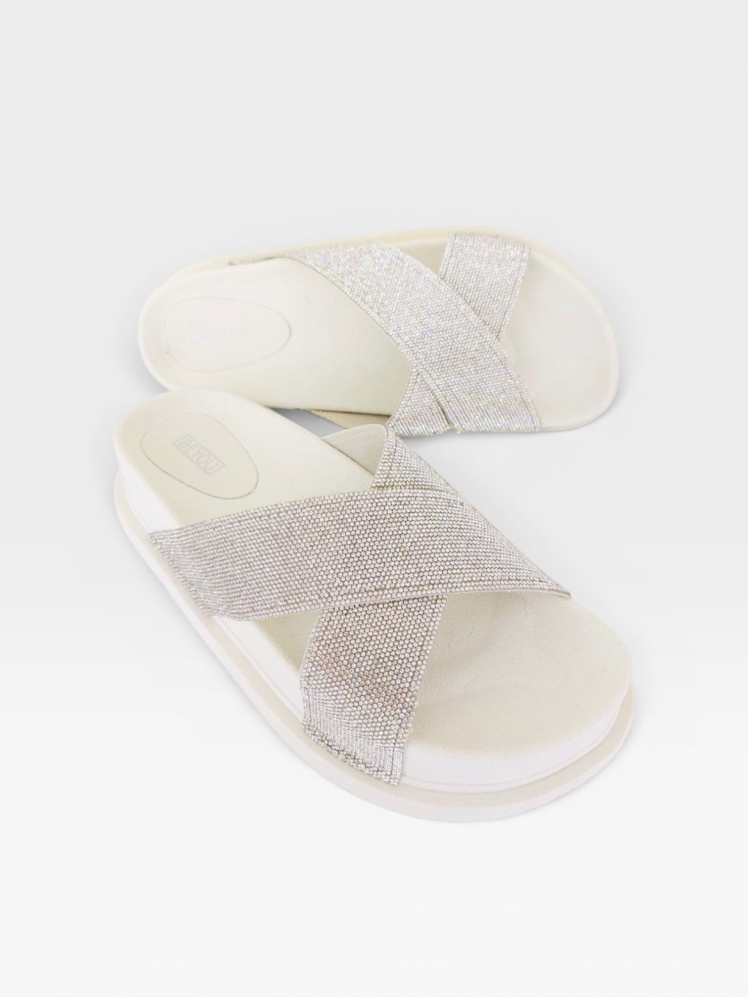 Sandália Birken Sparta Beyou Shoes off white com tiras cruzadas cobertas de brilhos cristal e sola alta plataforma