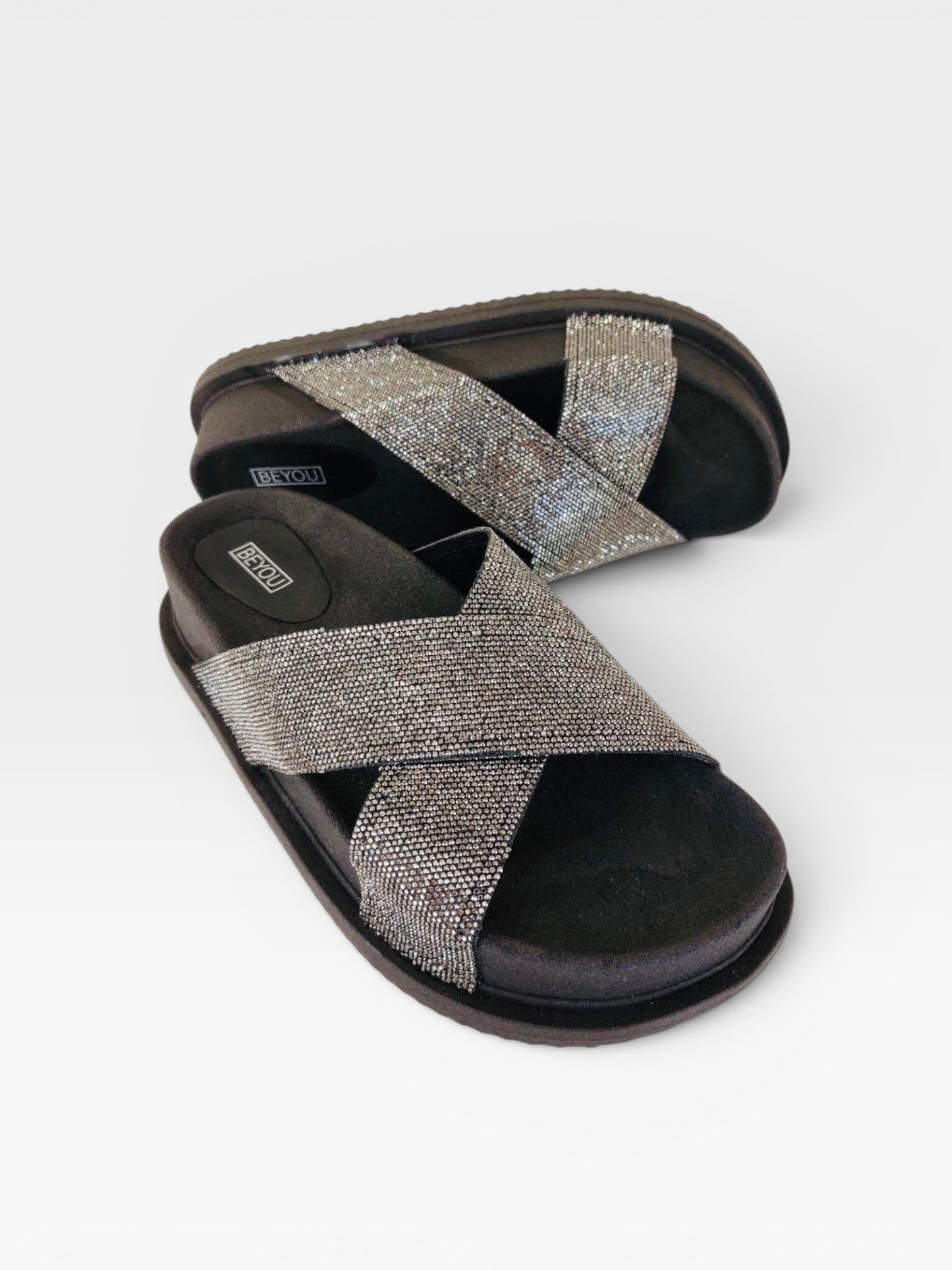 Sandália Birken Sparta Beyou Shoes preta com tiras cruzadas brilhantes em grafite e sola alta plataforma