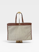 Bolsa Beyou Shoes Bahamas em tecido tramado off white com detalhes em caramelo e alças estruturadas