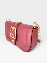 Bolsa Beyou Shoes Berlin na cor cherry em napa com fivela dourada e alça de corrente, design moderno e sofisticado.
