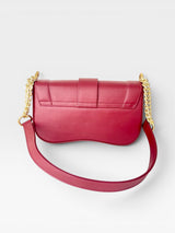 Bolsa Beyou Shoes Berlin na cor cherry em napa com alça de corrente dourada e design moderno