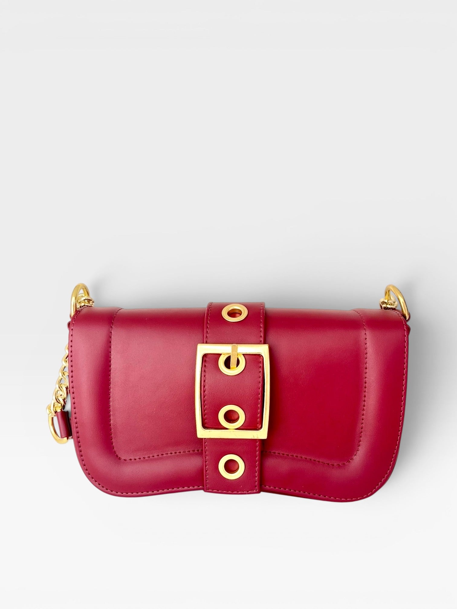 Bolsa Beyou Shoes Berlin na cor cherry, feita em napa com fivela dourada e alça de corrente, design moderno e urbano.