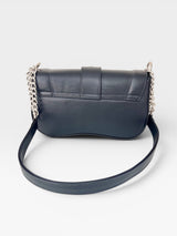 Bolsa Berlin Beyou Shoes preta em napa com alça de corrente prateada e design moderno para uso urbano.