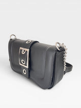 Bolsa Beyou Shoes Berlin preta em napa com fivela metálica decorativa e alça de corrente prateada