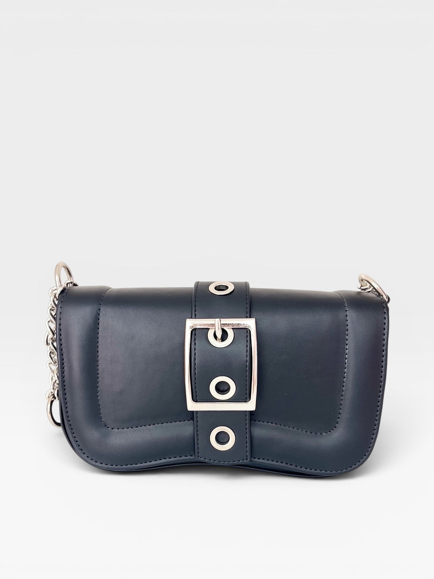 Bolsa Beyou Shoes Berlin preta em napa com fivela prateada e alça de corrente, design moderno e urbano.