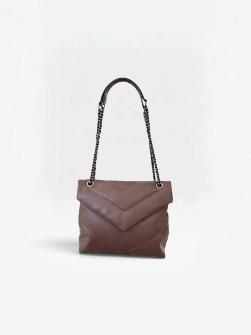 Bolsa Beyou Shoes Brooklyn marrom em napa com costura matelassê em V e alças de corrente metálica