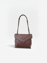 Bolsa Beyou Shoes Brooklyn marrom em napa com costura matelassê em V e alças de corrente metálica