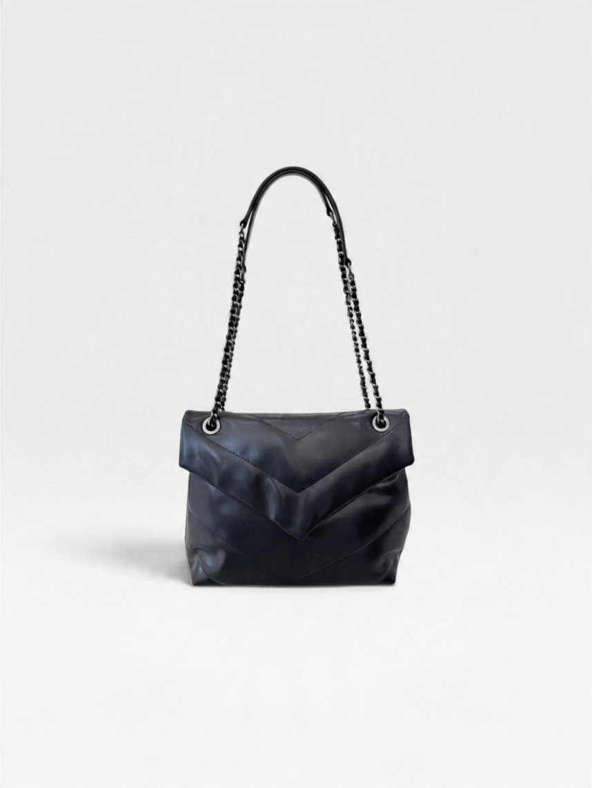 Bolsa Beyou Shoes Brooklyn preta em napa com costura matelassê em V e alças de corrente metálica