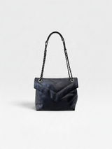 Bolsa Beyou Shoes Brooklyn preta em napa com costura matelassê em V e alças de corrente metálica