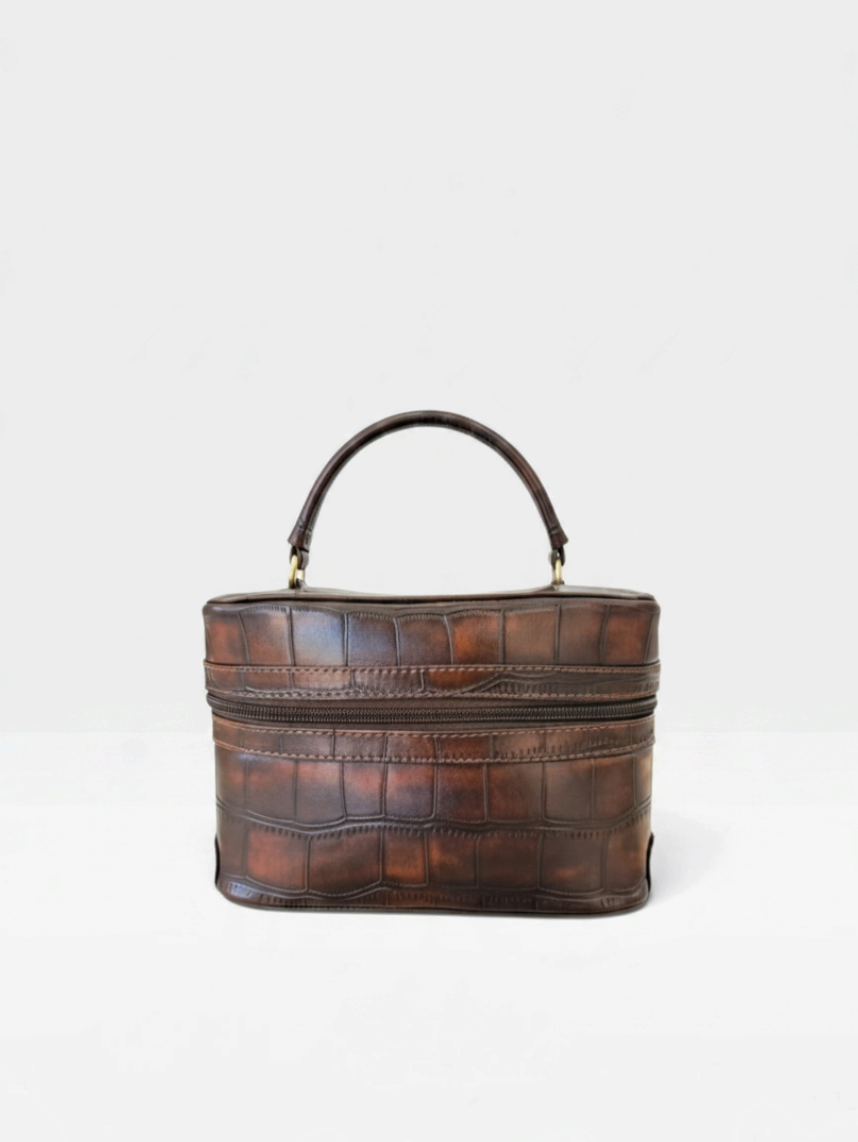 Bolsa Beyou Shoes Copacabana marrom em material sintético com textura croco e alça de mão estruturada