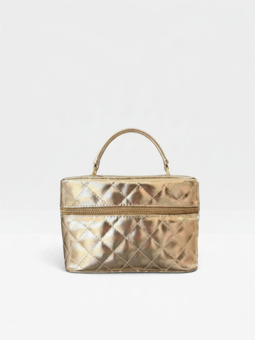 Bolsa Beyou Shoes Copacabana na cor ouro light em material New Mest com acabamento matelassê e alça de mão