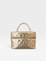 Bolsa Beyou Shoes Copacabana na cor ouro light em material New Mest com acabamento matelassê e alça de mão