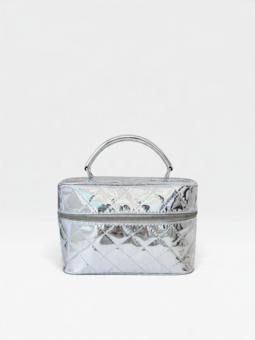 Bolsa Beyou Shoes Copacabana prata em courino com acabamento matelassê, alça de mão e fechamento por zíper.