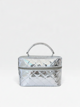 Bolsa Beyou Shoes Copacabana prata em courino com acabamento matelassê, alça de mão e fechamento por zíper.