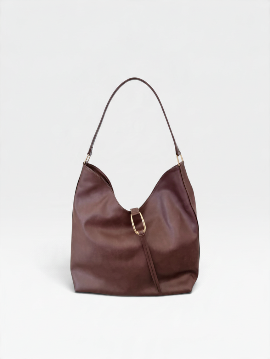 Bolsa Beyou Shoes Frankfurt marrom em material sintético com alça de ombro e detalhe de fivela metálica dourada