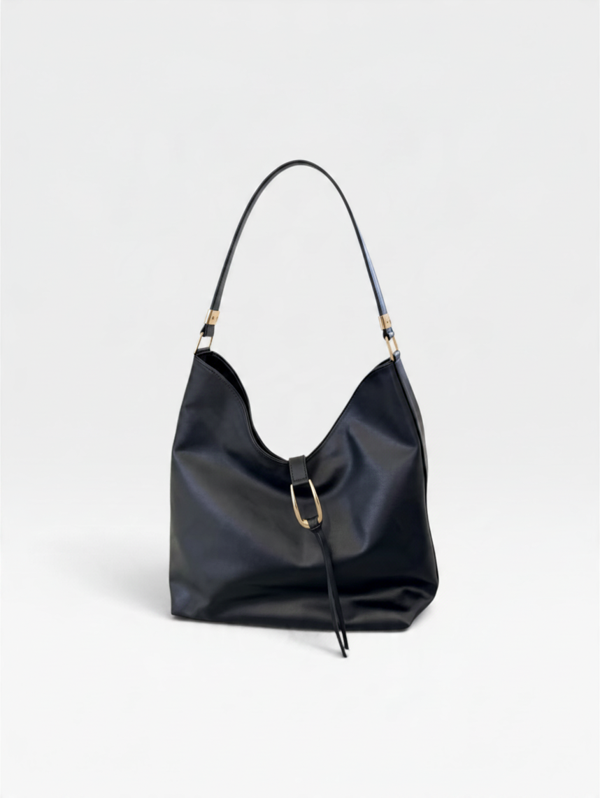 Bolsa Beyou Shoes Frankfurt preta em material sintético com design hobo moderno e detalhe de fivela metálica frontal