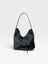 Bolsa Beyou Shoes Frankfurt preta em material sintético com design hobo moderno e detalhe de fivela metálica frontal