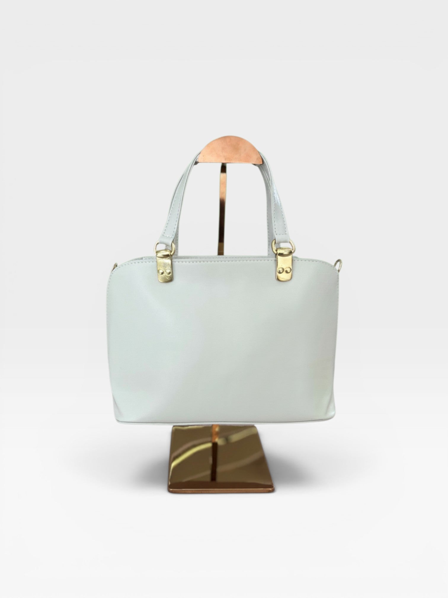 Bolsa Beyou Shoes Lugano off white em napa com ferragens douradas e design estruturado elegante