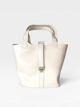Bolsa Munich Beyou Shoes off white em napa com design estruturado, alças fixas e fecho metálico frontal elegante.