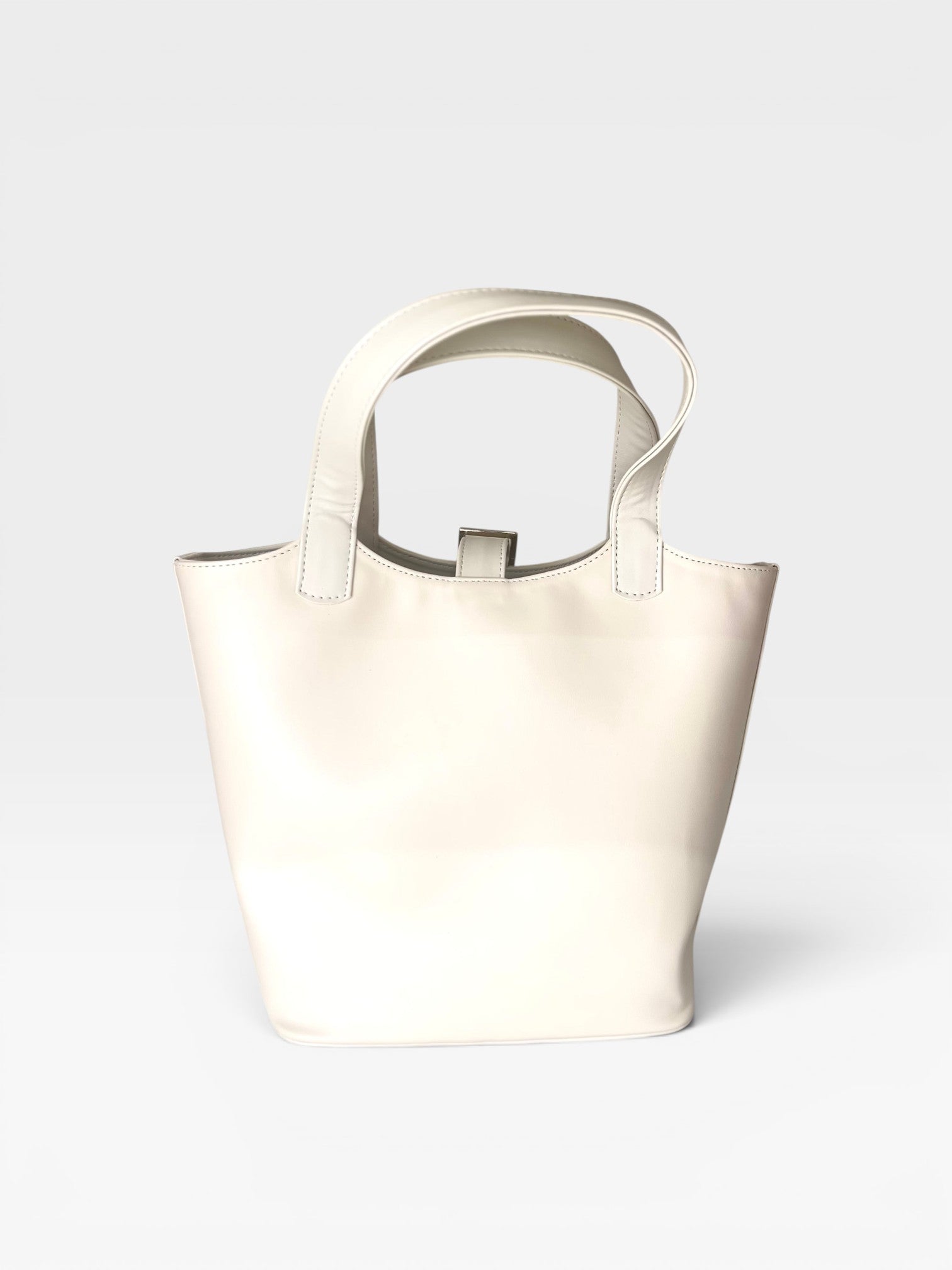 Bolsa Munich Beyou Shoes off white em napa com design estruturado, alças fixas e detalhe de fivela metálica.