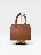 Bolsa Beyou Shoes New York caramelo em napa com alças de mão e design estruturado elegante
