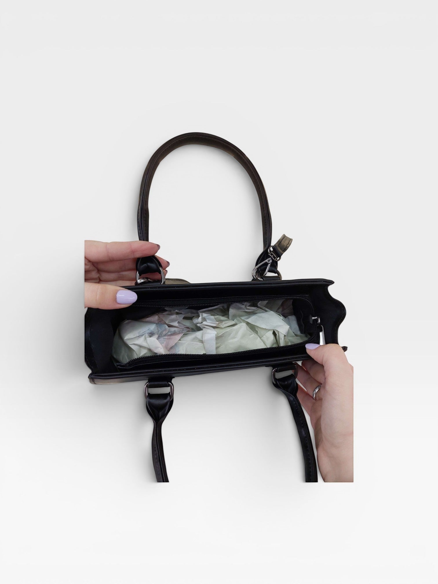 Bolsa New York Beyou Shoes preta em napa vista superior aberta mostrando o compartimento interno com alças