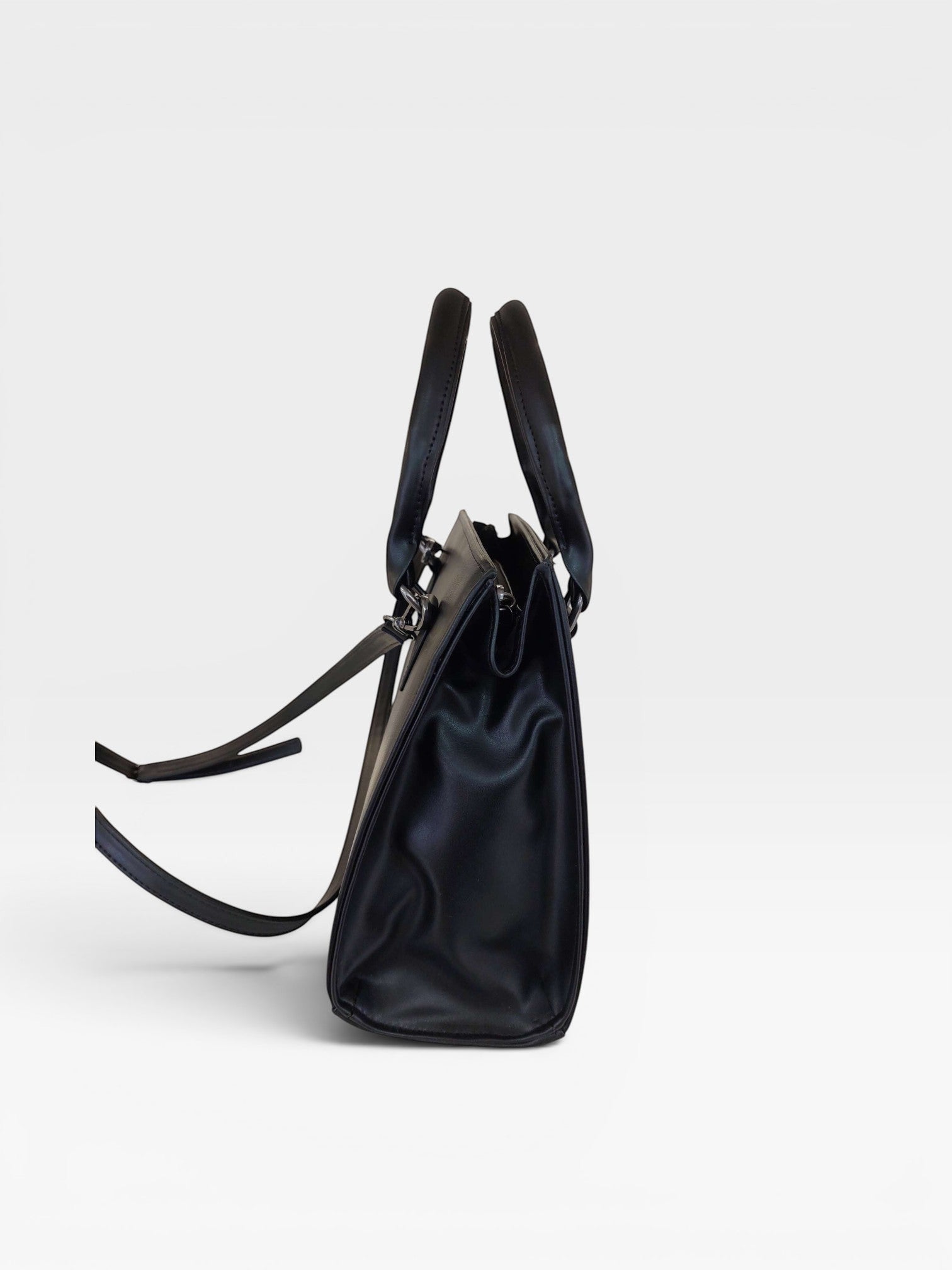 Bolsa New York Beyou Shoes preta em napa com alças estruturadas, vista lateral elegante para uso versátil.