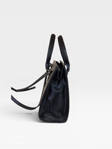 Bolsa New York Beyou Shoes preta em napa com alças estruturadas, vista lateral elegante para uso versátil.