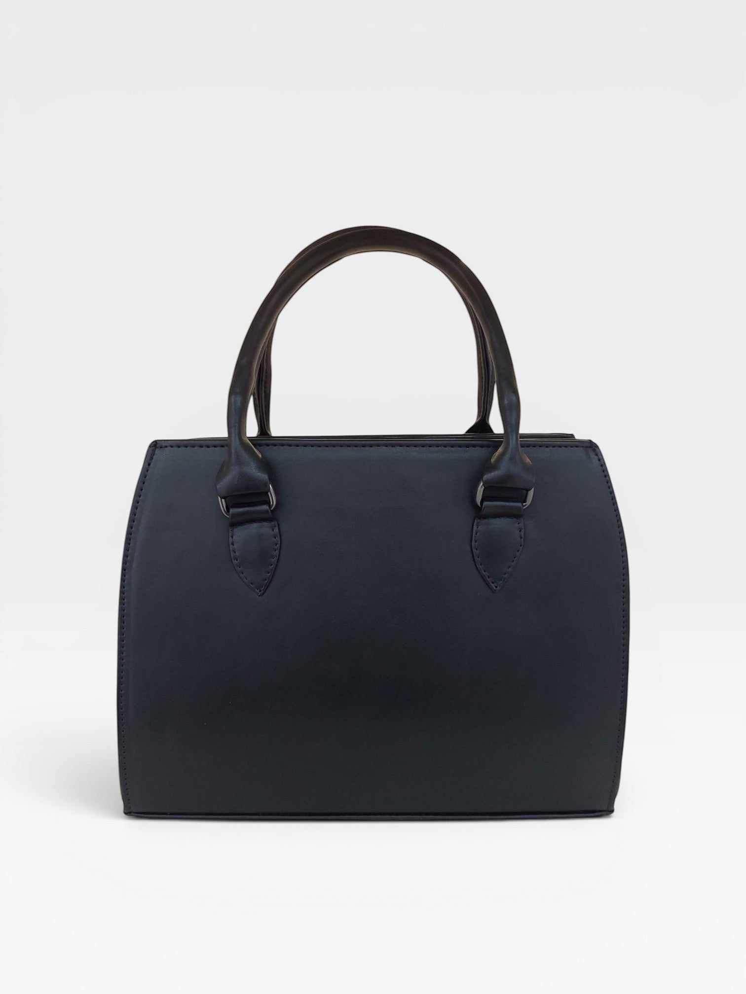 Bolsa Beyou Shoes New York preta em napa com alças de mão, design estruturado e elegante para uso versátil.