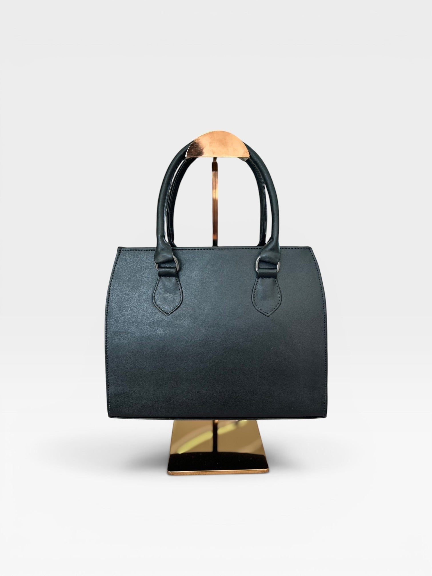 Bolsa New York Beyou Shoes preta em napa com alças de mão, design estruturado e elegante para uso versátil.
