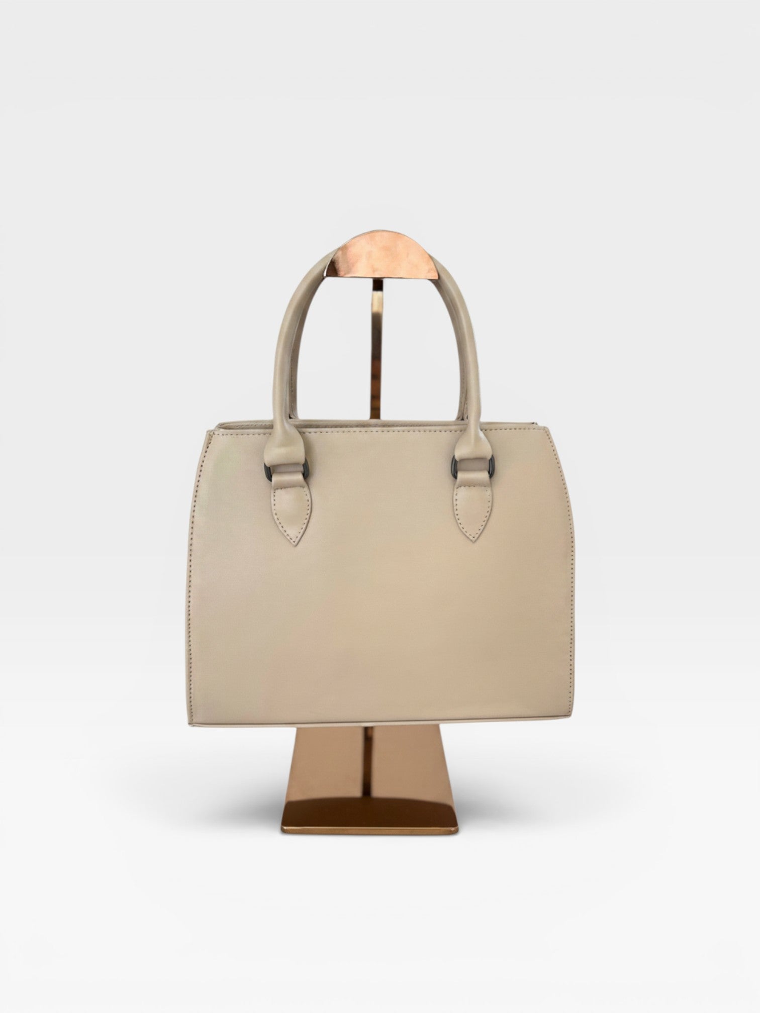 Bolsa Beyou Shoes New York na cor nude, feita em napa, com design estruturado e alças de mão elegantes.