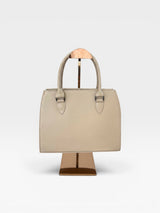 Bolsa Beyou Shoes New York na cor nude, feita em napa, com design estruturado e alças de mão elegantes.