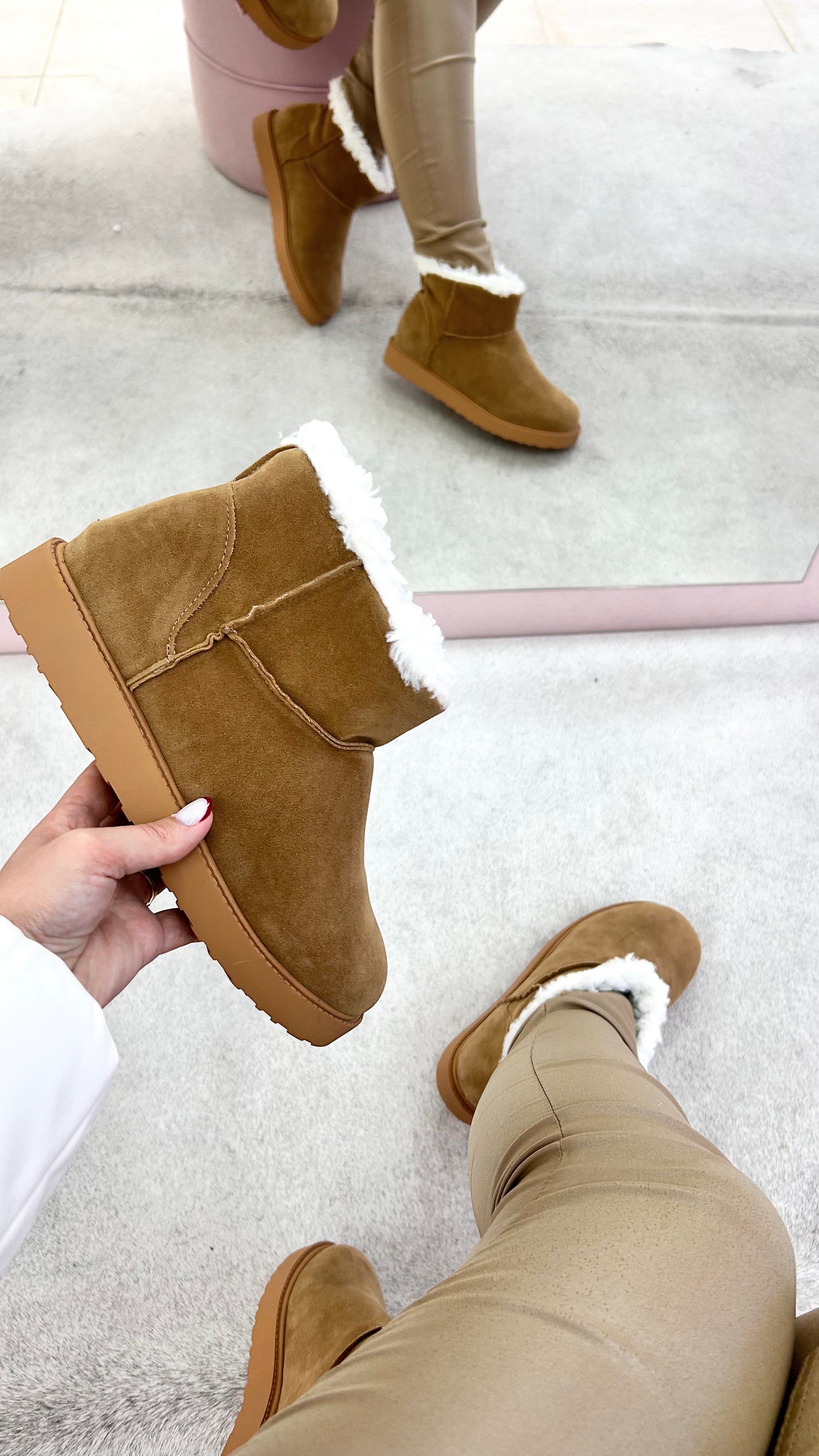 Bota Alaska Beyou Shoes bege em camurça sintética com forro interno de pelos brancos para inverno