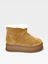 Bota Alaska Beyou Shoes bege em camurça sintética com forro de pelo branco e sola plataforma alta de 4 cm