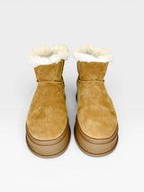 Bota Alaska Beyou Shoes bege em camurça sintética com forro interno de pelos brancos e solado plataforma alto