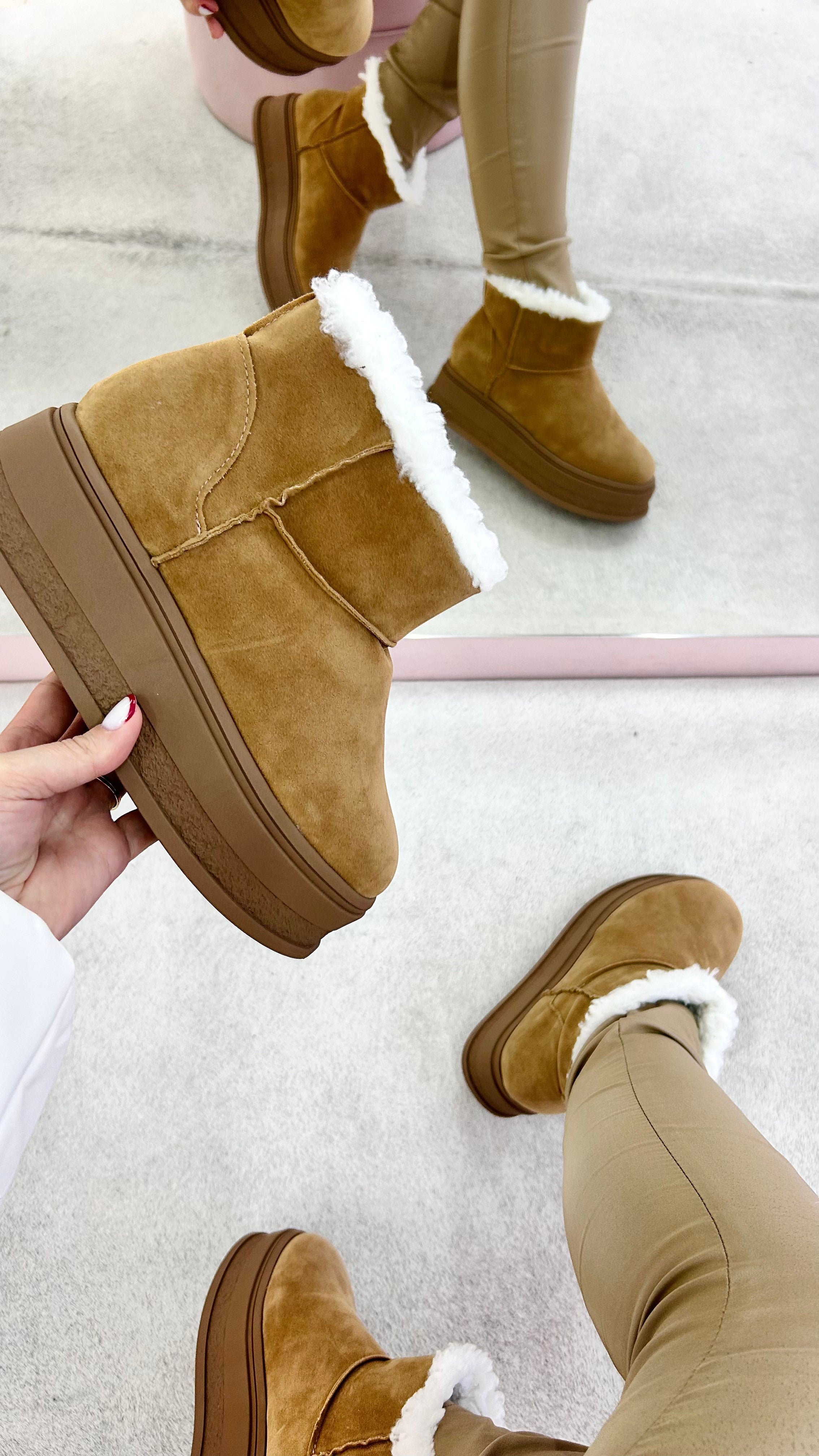 Bota Beyou Shoes Alaska bege em camurça sintética com forro de pelo branco e sola alta plataforma de 4 cm