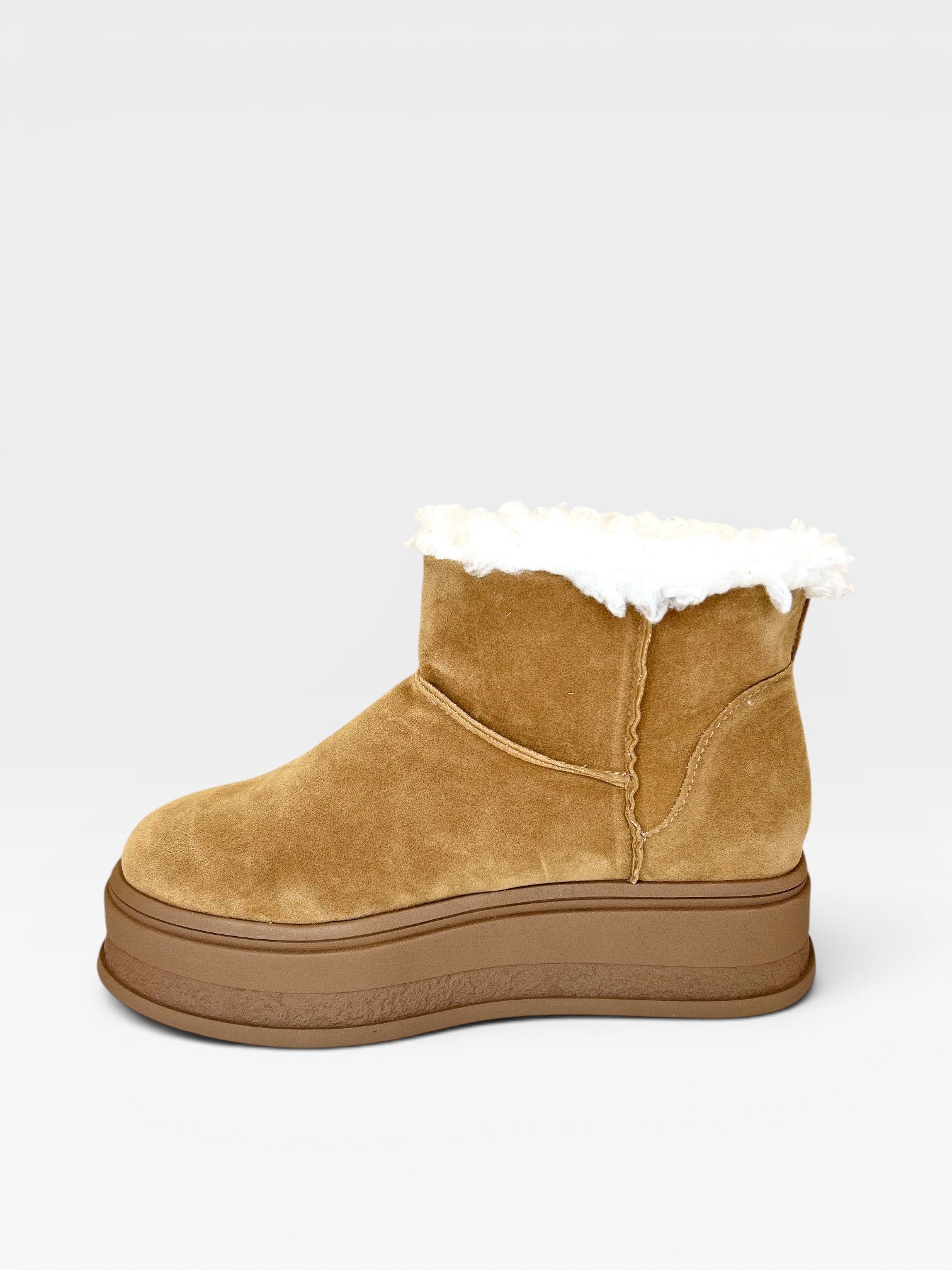 Bota Alaska Beyou Shoes bege em camurça sintética com forro de pelo branco e sola plataforma alta de 4 cm